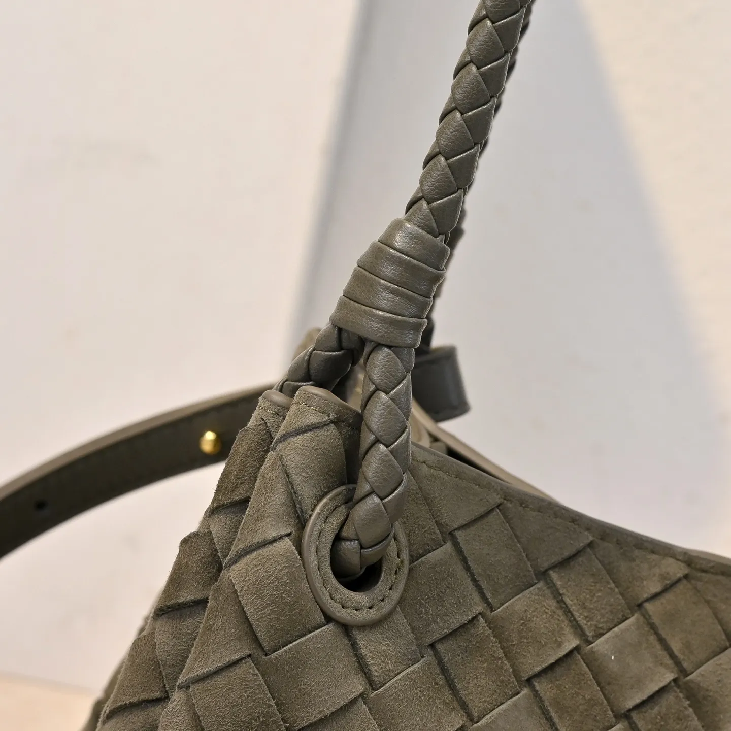 Batch 2060 BOTTEGA VENETA2025 new autumn medium suede parachuta has a unique appearance with the iconic metal knot, and a whole piece of leather folds the four corners into a parachute shape! The exquisite Knot metal buckle is like putting jewelry on a bag. It is high-end and elegant. Its super capacity can hold all your things! The overall effect of this bag is very different from before. It is neither too delicate to provide a large capacity nor too bulky because of its practicality. It simply provides a perfectly suitable bag for casual and simple people👜 Style number: 5921 Size: 29.5*18.5*17.5cm